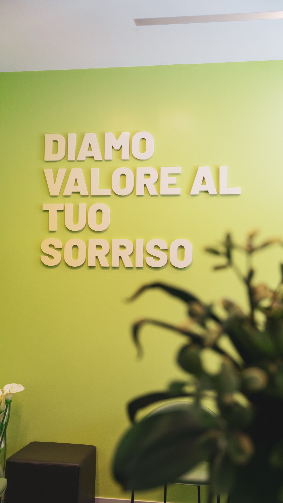 La scritta Diamo valore al tuo sorriso sulla parete della sala d'attesa